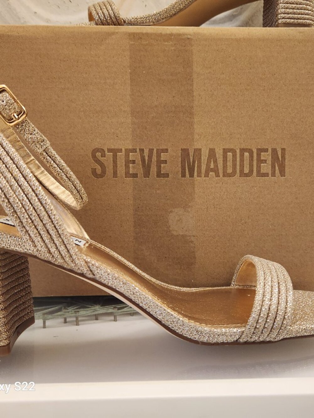 Steve Madden Gold Glitter "Lavnish" Heeled Sandals. NIB. Size 8.5
